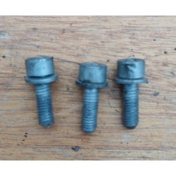 Болты двигателя